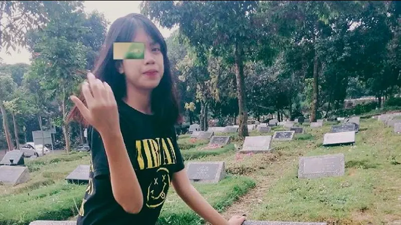 Berpenampilan Rockstar ke Makam Ayahnya, Alasan Gadis Ini Menyayat Hati