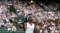 Aksi petenis Williams pada pertandingan pertama Grand Slam Wimbledon kontra Elise Mertens, Senin (3/7/2017). (AP/Tim Ireland)