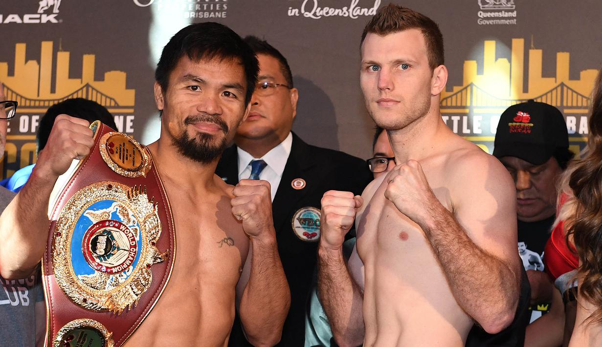 Petinju Manny Pacquiao dan penantangnya, Jeff Horn, berpose usai melakukan penimbangan berat badan di Brisbane, Australia, (1/7/ 2017). Keduanya akan bertarung memperebutkan sabuk juara kelas welter versi WBO. (EPA/Dave Hunt)