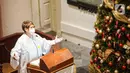 Pendeta memimpin ibadah malam Natal di Gereja Immanuel, Jakarta, Jumat (24/12/2021). Perayaan ibadah malam Natal mengingatkan umat untuk saling mengasihi dengan segenap hati dalam kasih persaudaraan yang tulus dan ikhlas melalui tindakan belarasa. (Liputan6.com/Faizal Fanani)