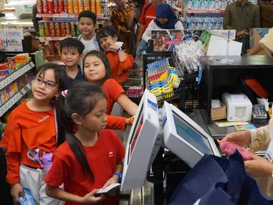 Anak-anak antre di kasir saat berbelanja pada perayaan HUT ke-48 Hero Group di Jakarta, Jumat (23/8/2019). Kegiatan edukasi bagi anak-anak bertujuan meningkatkan inovasi dan standar pelayanan kepada masyarakat Indonesia. (Liputan6.com/HO/Eko)