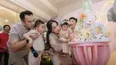 Lily mengenakan dress dengan nuansa khaki serta bandana yang hadirkan pesona menggemaskan. [Foto: Instagram/ Raffinagita]
