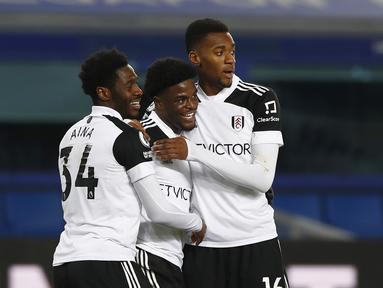 Striker Fulham, Josh Maja (tengah) melakukan selebrasi bersama rekan setim usai mencetak gol keduanya ke gawang Everton dalam laga lanjutan Liga Inggris 2020/21 pekan ke-24 di Goodison Park, Liverpool, Minggu (14/2/2021). Fulham menang 2-0 atas Everton. (AP/Jason Cairnduff/Pool)