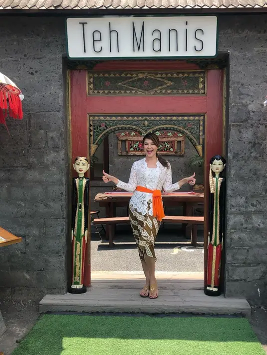 Di Bali, Tamara Bleszynski membuka usaha kuliner berupa warung yang dinamakan Teh Manis. Warung tersebut resmi dibuka oleh Tamara Bleszynski pada 9 Januari 2019. Warung ini menyajikan masakan khas Nusantara. (Liputan6.com/IG/@tamarableszynskiofficial)