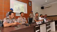 Kapolda Sulawesi Tengah Brigadir Jendral Idham Aziz memberikan penghargaan kepada anggota yang sukses menumpas kelompok bersenjata. (Liputan6.com/Dio Pratama)