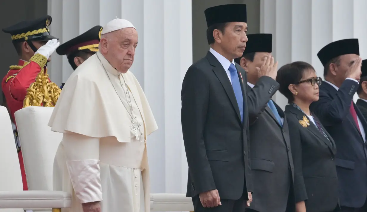 Tampak sejumlah menteri kabinet ikut mendampingi mulai dari Presiden terpilih sekaligus Menteri Pertahanan Prabowo Subianto, Menteri Agama Yaqut Cholil Qoumas, Menteri Sekretaris Negara Pratikno, Menteri Luar Negeri Retno Marsudi. (BAY ISMOYO / POOL / AFP)