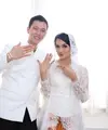 Kabar bahagia datan dari dalah satu pemain film Di Balik 98, Ririn Ekawati. Pasalnya baru saja Ririn Ekawati mengikat janji suci dengan seorang pengusaha, Ferry Wijaya.(via Mario Markoneng)