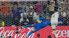 Pemain Maroko Ismael Saibari mencetak gol kemenangan dari titik penalti selama pertandingan sepak bola babak 32 Piala Dunia antara Belanda dan Maroko di Guadalupe, dekat Monterrey, Meksiko, Meksiko, Senin (29/06/2026). (AP Photo/Ricardo Mazalan)
