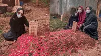 Momen Haru Ria Ricis Datang ke Makam Ayahnya, Berusaha Tampil Tegar. (Sumber: Instagram/riaricis1795)