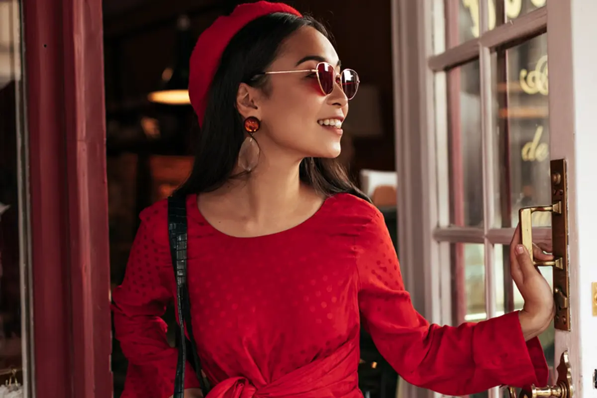 perempuan percaya diri dan bahagia