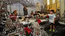 Di sekitar area Gereja Katedral, seorang anak melihat-lihat miniatur yang menggambarkan peristiwa kelahiran Yesus, Jakarta (24/12/2014). (Liputan6.com/Miftahul Hayat)