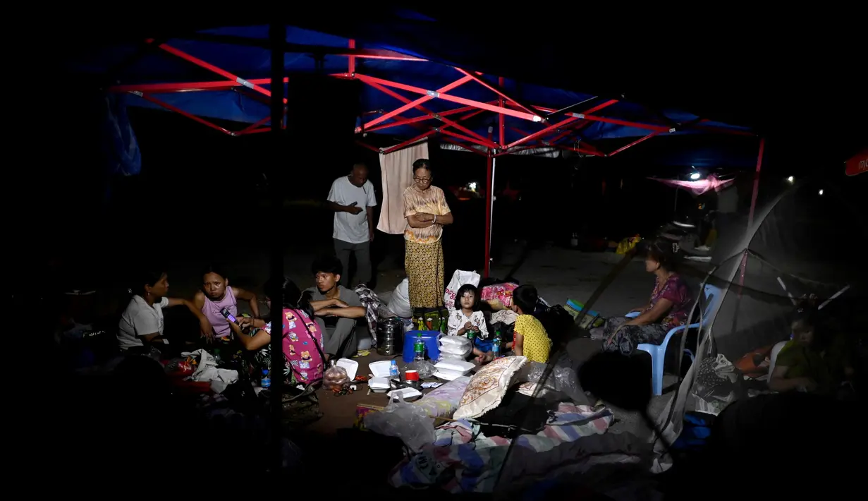 Orang-orang berlindung di tenda-tenda sementara yang didirikan di luar ruangan di Mandalay pada tanggal 31 Maret 2025, tiga hari setelah gempa bumi Myanmar yang mematikan. (Sai Aung MAIN/AFP)