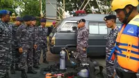 Danlanal Cirebon Letkol Laut P Agung Nugroho mengecek kesiapan perlengkapan siaga bencana di wilayah kerjanya. Foto (Liputan6.com / Panji Prayitno)