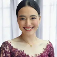 Tak tampil berlebihan, aktris sekaligus penyanyi ini justru memancarkan pesona lewat riasan natural yang mempertegas kecantikan alaminya. [@ryan_ogilvy].