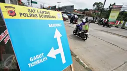 Papan penunjuk arah di pertigaan Jatinangor, Sumedang, Jawa Barat, Sabtu (2/7). Mengatasi kepadatan kendaraan pemudik, petugas melakukan sistem pengalihan arus dengan menutup jalur dari arah Sumedang menuju Bandung Kota (Liputan6.com/Immanuel Antonius)