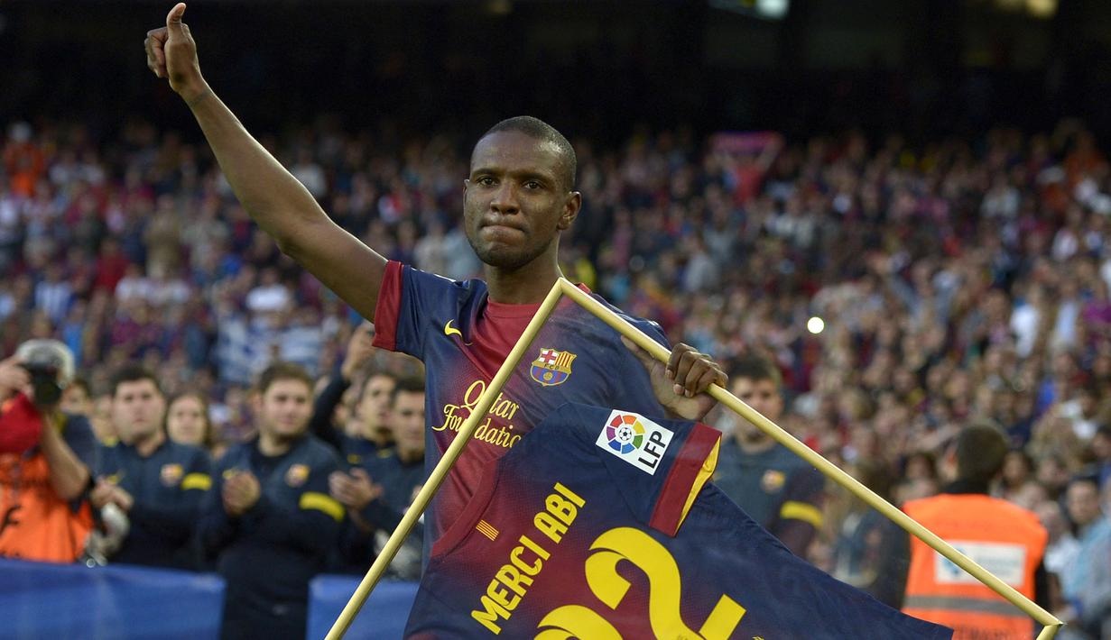 Eric Abidal tinggalkan Barcelona pada musim 2013/2014 ke AS Monaco dengan status bebas transfer. Ia tercatat telah membela Blaugrana selama lima musim dan telah sumbangkan dua gelar Liga Champions, empat trofi La Liga, dan dua Copa del Rey. (Foto: AFP/Lluis Gene)