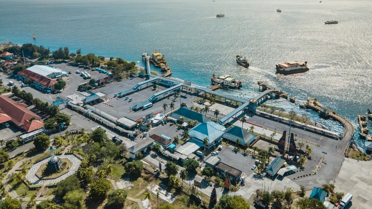 ASDP Indonesia Ferry mencatat penyebrangan dari Pelabuhan Ketapang ke Gilimanuk mulai ramai jelang puncak mudik lebaran 2022