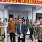 Presiden Jokowi Jalan-jalan usai meresmikan Bandara Miangas, Kabupaten Talaud, Provinsi Sulawesi Utara (19/10) - Fotografer Agus Suparto