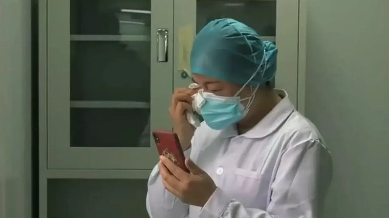 Suster di Wuhan Bersedih Ibunya Meninggal