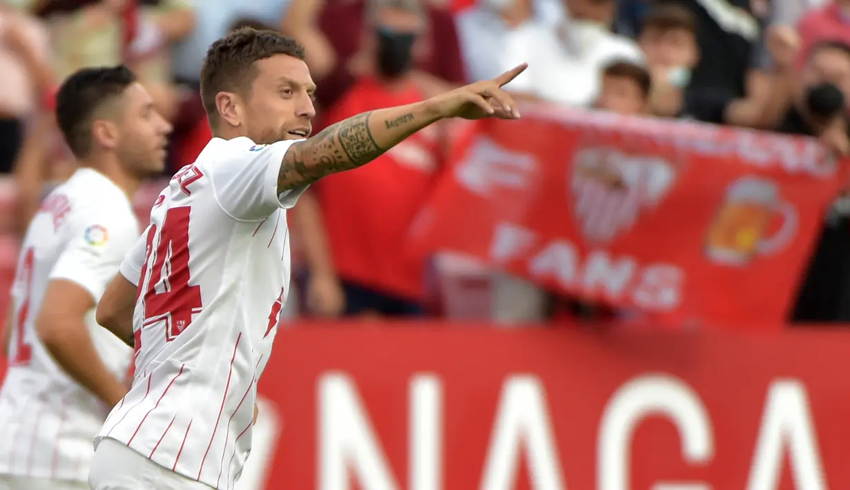 <p>Alejandro Papu Gomez. Gelandang serang berusia 34 tahun ini didatangkan Sevilla pada tengah musim 2020/2021 dari Atalanta dengan nilai transfer 5,5 juta euro. Musim ini ia telah tampil 36 kali di semua ajang dengan torehan 6 gol dan 3 assist. Bersama Timnas Argentina ia telah mengoleksi 13 caps dengan torehan 3 gol dan 2 assist sejak melakukan debut pada 13 Juni 2017. (AFP/Cristina Quicler)</p>