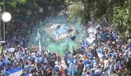 Ribuan masyarakat Bandung memadati jalan-jalan yang dilewati oleh konvoi juara Persib Bandung, Minggu (25/5/2025) pagi WIB. (Bola.com/M. Iqbal Ichsan)