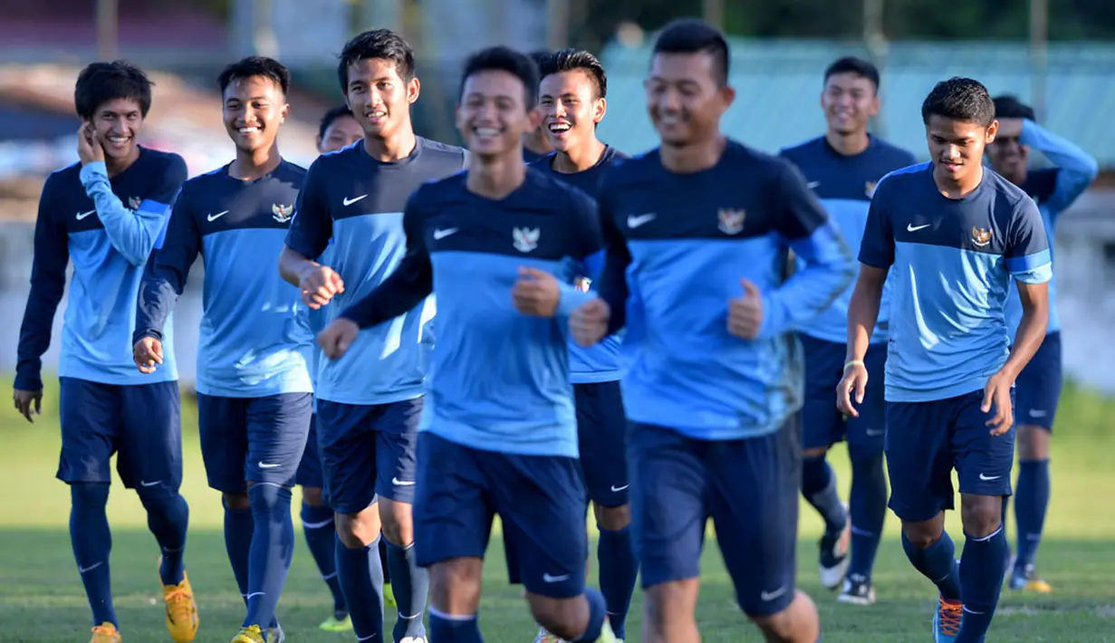 Pesepakbola timnas U-19 Indonesia melakukan latihan di Yangon, Myanmar, Jumat (10/10). (ANTARA FOTO/Andika Wahyu)