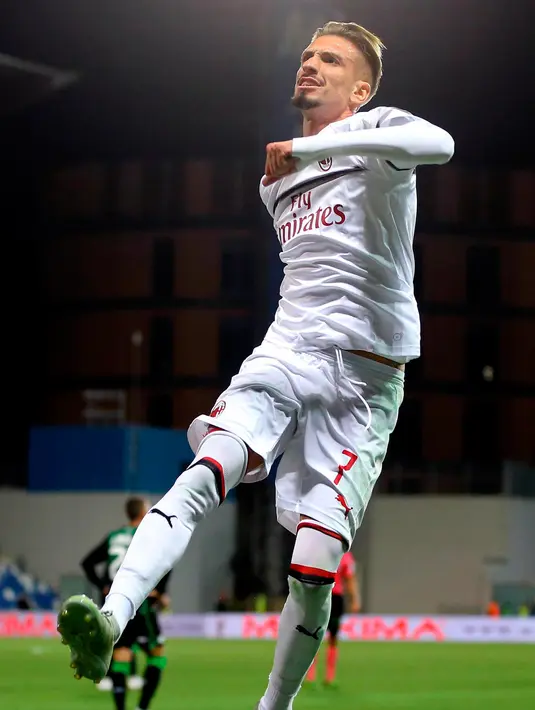 Gelandang AC Milan, Samuel Castillejo berselebrasi usai mencetak gol ke gawang Sassuolo pada lanjutan Liga Serie A Italia di Stadion Mapei, Reggio Emilia (30/9). AC Milan menang telak 4-1 atas Sassuolo. (AP Photo/Serena Campanini)