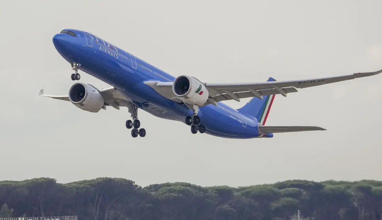 Penerbangan ITA AZ 330 yang membawa Paus Fransiskus menuju Jakarta lepas landas di bandara Internasional Leonardo Da Vinci di Fiumicino, sekitar 30 kilometer sebelah barat Roma, Senin (2/9/2024). (AP Photo/Andrew Medichini)