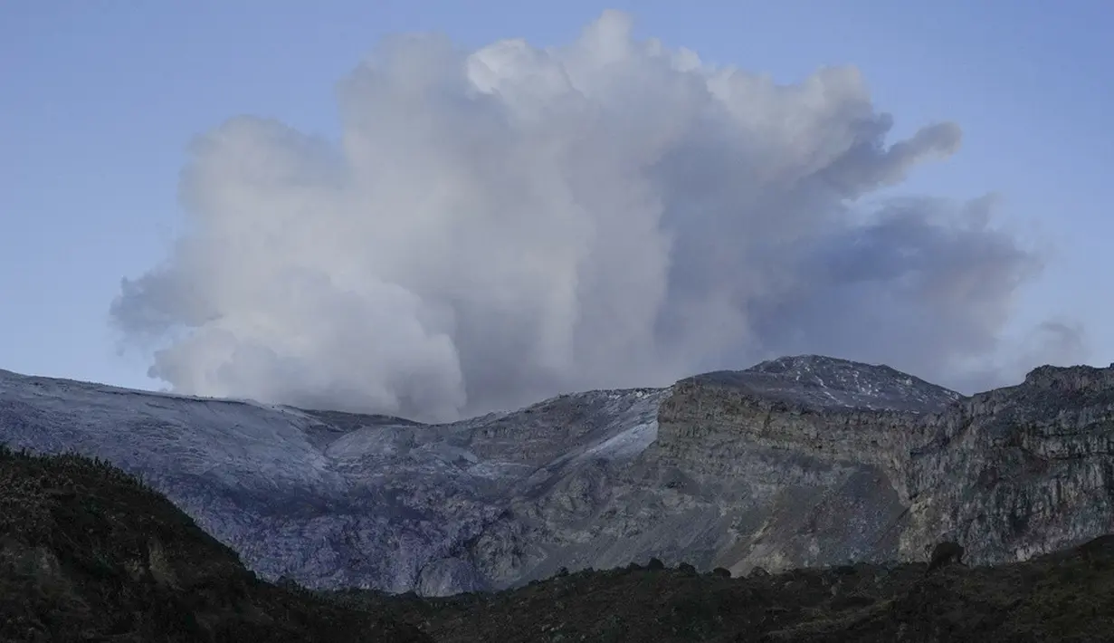 <p>Pada 13 November 1985, Nevado del Ruiz meletus dan menewaskan 23.000 orang karena longsoran tanah dan pecahan batu mengubur seluruh pemukiman. (AP Photo/Fernando Vergara)</p>