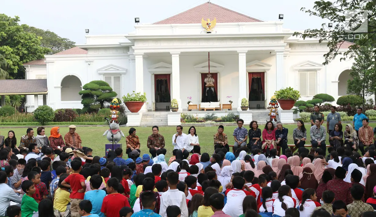 Presiden Jokowi dan Ibu Iriana, bermain bersama anak-anak dari beberapa sekolah di halaman belakang Istana Merdeka, Jakarta, Jumat (20/7). Kegiatan tersebut dalam rangka mengumumkan dan menampilkan lomba cipta lagu anak. (Liputan6.com/Angga Yuniar)