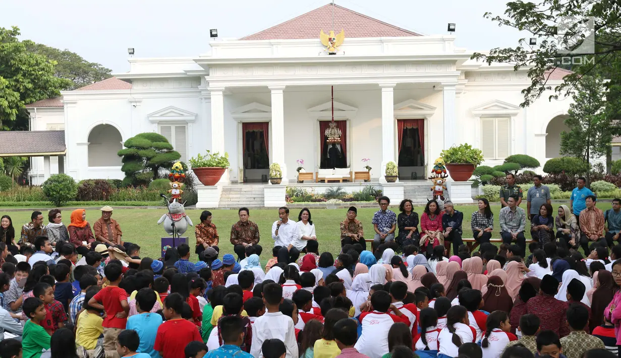 Presiden Jokowi dan Ibu Iriana, bermain bersama anak-anak dari beberapa sekolah di halaman belakang Istana Merdeka, Jakarta, Jumat (20/7). Kegiatan tersebut dalam rangka mengumumkan dan menampilkan lomba cipta lagu anak. (Liputan6.com/Angga Yuniar)