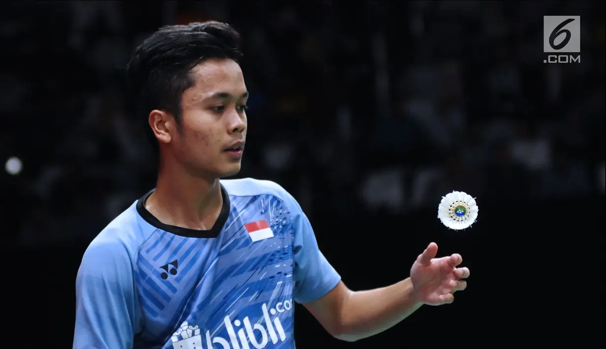 Tunggal putra Indonesia, Anthony Sinisuka Ginting saat melawan Chen Long (China) pada perempat final Indonesia Masters 2018 di Istora Senayan, Jakarta, Jumat (26/1). Anthony unggul 21-11 16-21 21-18. (Liputan6.com/Helmi Fithriansyah)