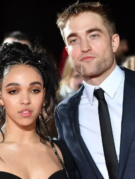 “Robert Pattinson lelah, dan sudah mengahiri pertunangannya dan bercerita pada teman-temannya bahwa mereka (Robert Pattinson dan FKA Twigs) telah berpisah,” pungkas sumber. (AFP/Ben Stansall)