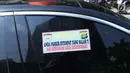 Stiker sanksi tertempel di mobil yang parkir di halaman Polda Metro Jaya, Senin (19/11). Polda Metro Jaya menerapkan sanksi penggembosan dan penempelan stiker bagi kendaraan yang parkir sembarangan di halaman Polda Metro. (Liputan6.com/Helmi Fithriansyah)