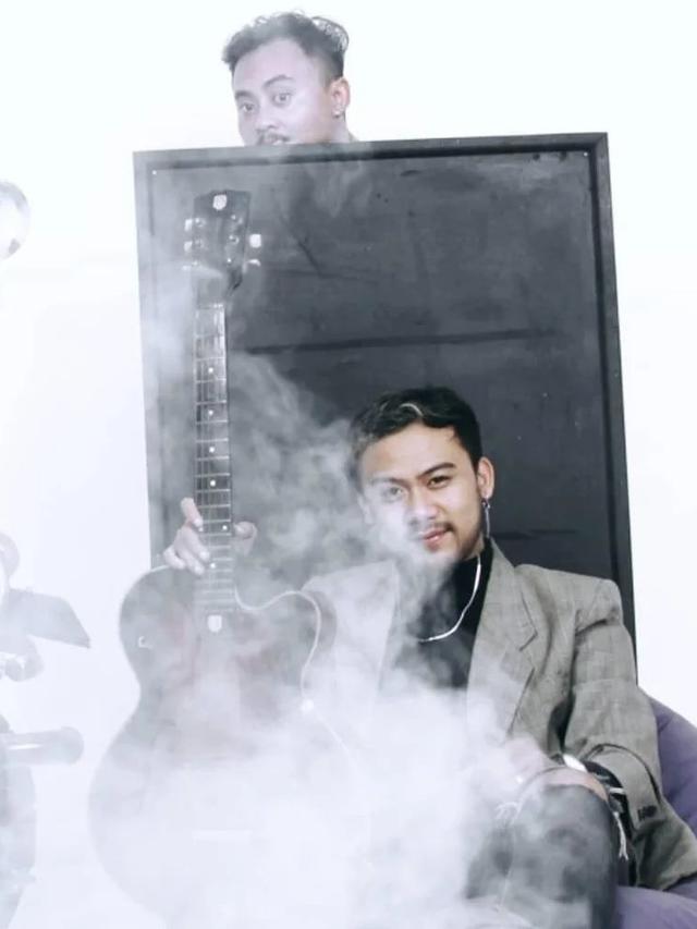 6 Potret Resa Vokalis Kuburan Band Tanpa Makeup, Bikin Pangling