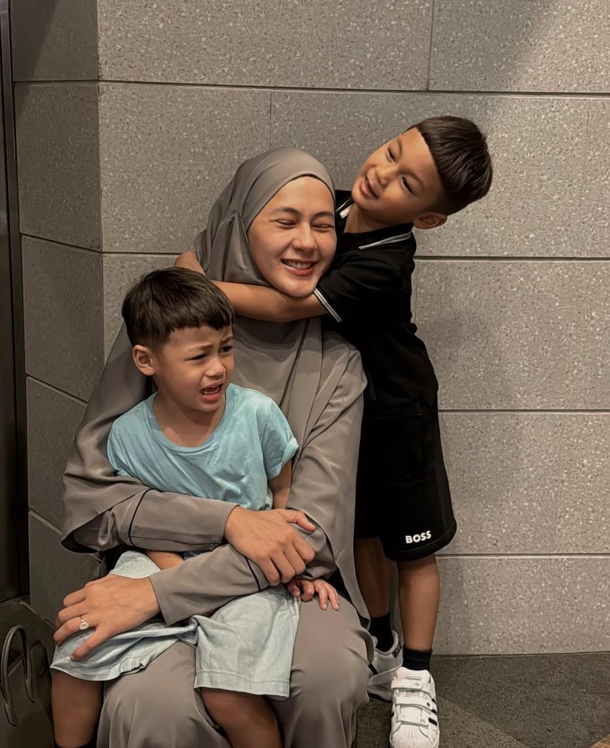 6 Potret Paula Verhoeven Tampil Cantik dengan Busana Syar'i Bareng Anak-Anak, Wajahnya Disebut Makin Fresh