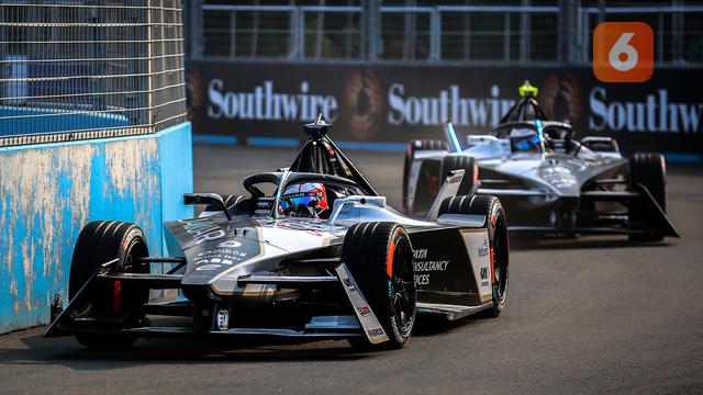Foto: Manuver Para Pebalap Formula E saat Jajal Jakarta Intenational E-Prix Circuit pada Sesi Latihan Bebas