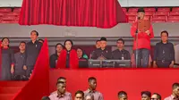 Calon presiden (capres) Ganjar Pranowo diberikan kesempatan oleh Ketua DPP PDIP Puan Maharani untuk menyapa para kader dan simpatisan yang hadir dalam acara peringatan Bulan Bung Karno 2023 di Stadion Utama Gelora Bung Karno (GBK), Senayan, Jakarta.