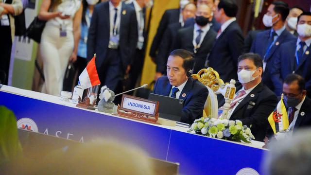 Menteri Koordinator Bidang Perekonomian Airlangga Hartarto mendampingi Presiden Joko Widodo menghadiri Konferensi Tingkat Tinggi (KTT) ASEAN-Australia ke-2 yang digelar di Shoka Hotel, Phnom Penh, Sabtu (12/11/2022). (Dok ekon.go.id)