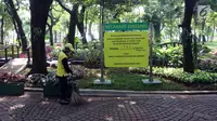 Petugas kebersihan menyapu taman sisi barat Monas, Jakarta Pusat, Rabu (28/3). Taman yang berkonsep garden party ini akan dilengkapi dengan lampu-lampu yang menghiasi pada malam hari dan jaringan WiFi bagi pengunjung taman. (Liputan6.com/Arya Manggala)