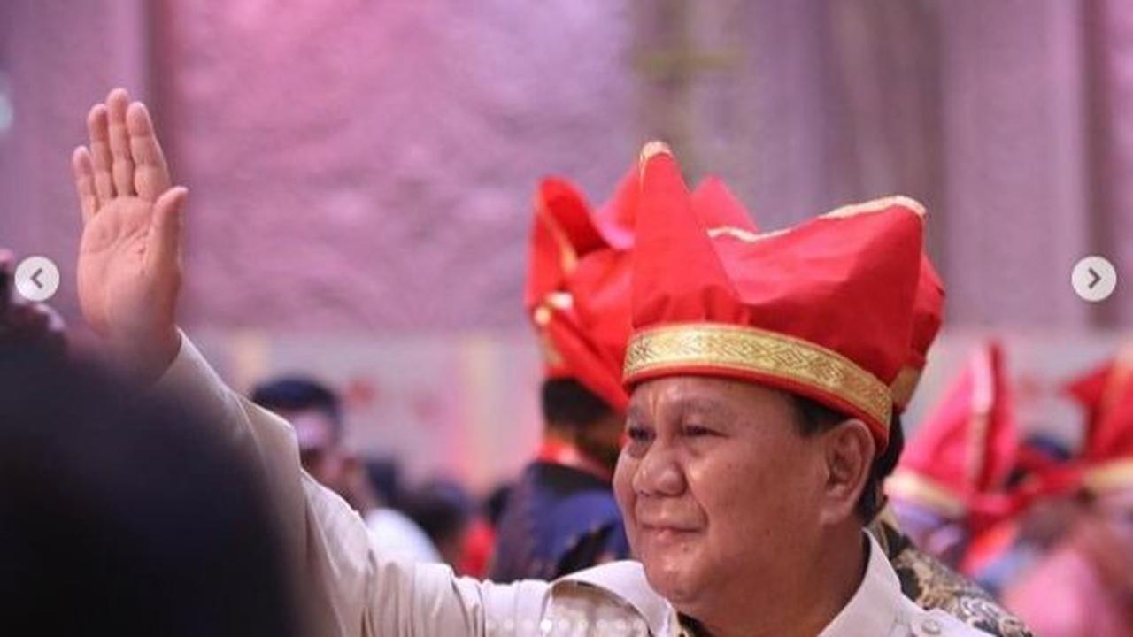 Menteri Pertahanan (Menhan) Prabowo Subianto menyerahkan bantuan 1.415 sepeda motor dinas di Makassar.