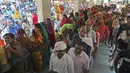 Orang-orang mengantri untuk mendaftar di luar rumah sakit distrik di Ballia, negara bagian Uttar Pradesh, India, Senin, 19 Juni 2023. (AP Photo/Rajesh Kumar Singh)