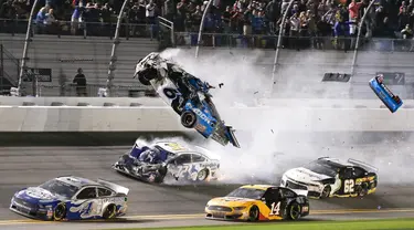 Mobil yang dikendarai Ryan Newman (6) terbang ke udara saat terlibat kecelakaan dalam NASCAR Daytona 500 di Daytona International Speedway, Daytona Beach, Florida, Amerika Serikat, Senin (17/2/2020). Mobil yang dikendarai Ryan terbalik usai bersenggolan dengan pembalap lain. (AP Photo/Terry Renna)