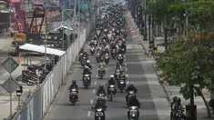  Ratusan guru honorer dari Kota Bekasi, Jawa Barat, menggelar unjuk rasa di depan Gedung DPR/MPR RI di Senayan, Jakarta.