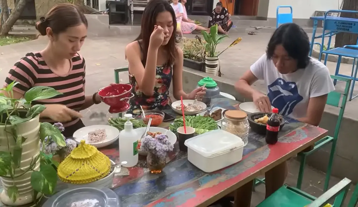 Potret keharmonisan keluarga Bimbim yang mencuri perhatian banyak warganet. Meski seorang musisi papan atas, ia terlihat hidup sederhana dan santai. Selain lalapan, petai cina, timun, petai, kacang panjang dll ada juga ayam dimasak dengan sambal dan ikan goreng. [Youtube/ALZ Family Bimbim Slank]