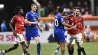 Liman Ndiaye dan Jake O'Brien dari Everton berdebat dengan Patrick Dorgu dan Mason Mount dari Manchester United dalam pertandingan Premier League Summer Series antara Manchester United dan Everton FC di Stadion Mercedes-Benz, Atlanta, Georgia, Senin (4/8/2025). (AJ Reynolds/Getty Images/AFP)