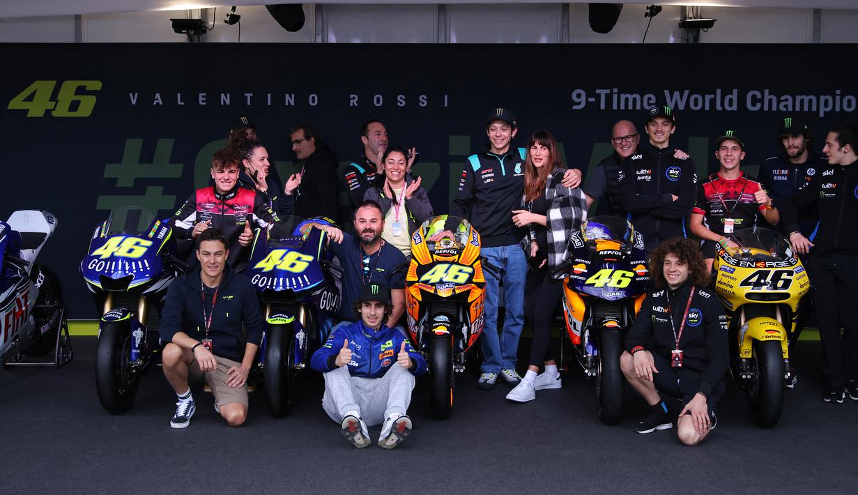 Sesi nostalgia pembalap Italia ini diakhiri dengan foto bersama sembilan motornya. Pembalap gaek MotoGP Valentino Rossi akan menjalani seri terakhirnya sebelum pensiun di MotoGP Valencia 2021. (AFP/Jose Jordan)