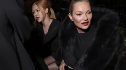 Rosé 'BLACKPINK' merupakan salah satu tamu undangan yang hadir di Paris Fashion Week khusus untuk menonton fashion show YSL Womenswear Spring/Summer 2023. Di foto ini ia duduk bersama model kondang Kate Moss. (Photo by Vianney Le Caer/Invision/AP)