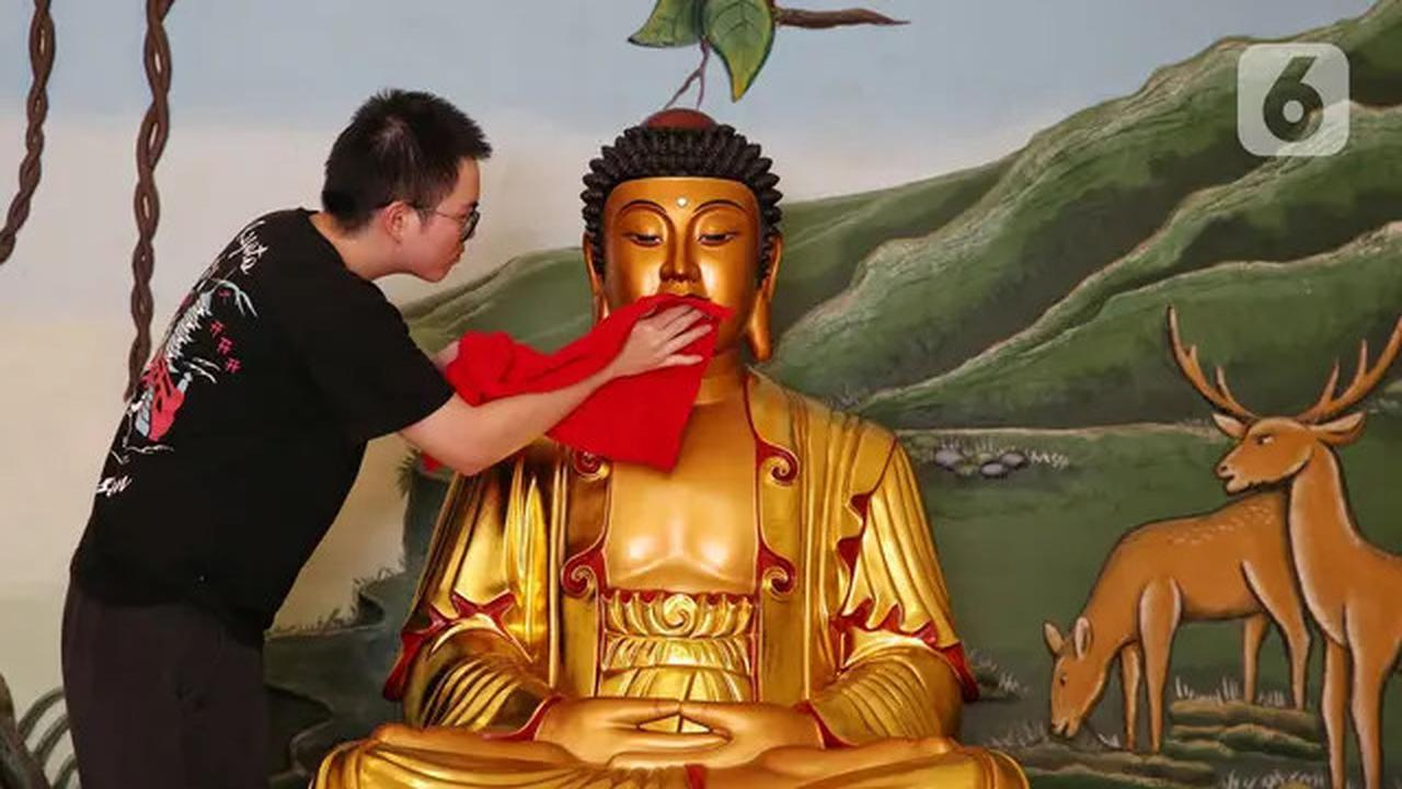 Melihat Ritual Bersih-bersih Patung dan Vihara Amurva Bhumi Jakarta