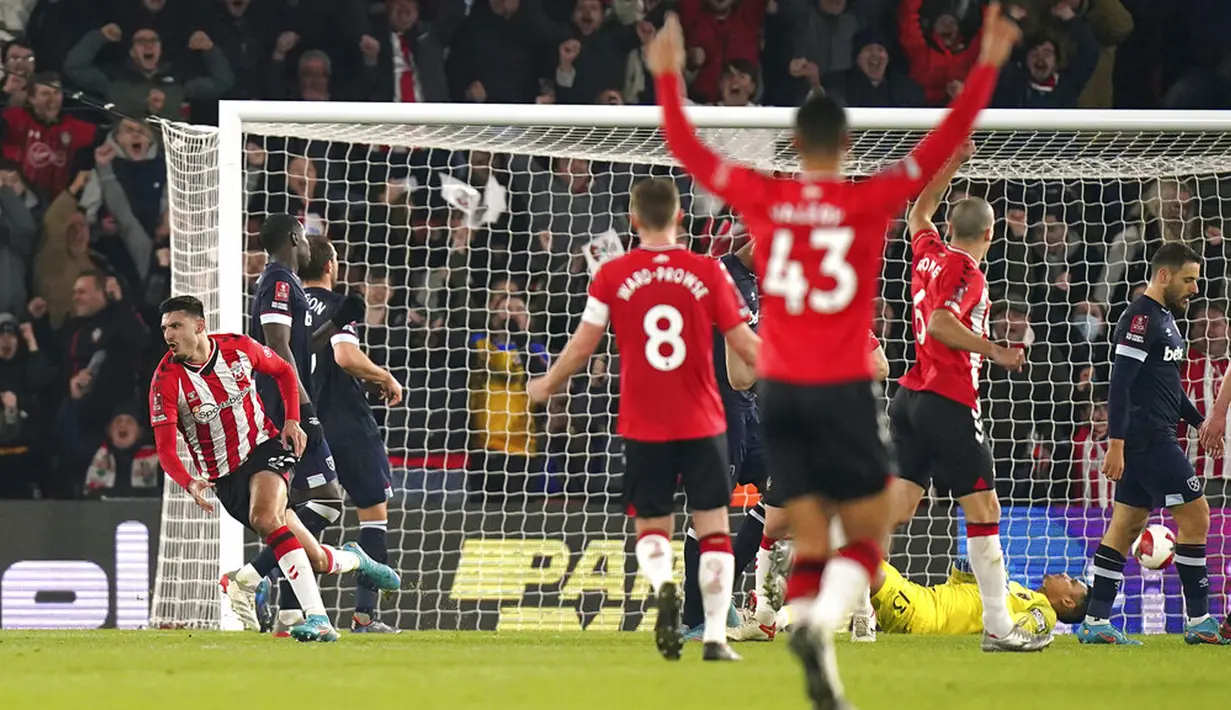 Pemain Southampton Armando Broja (kiri) merayakan gol ketiga timnya saat melawan West Ham pada pertandingan sepak bola putaran kelima Piala FA di Stadion St Mary, Southampton, Inggris, 2 Maret 2022. Southampton menang 3-1. (Adam Davy/PA via AP)
